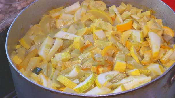Calabacín vegetal cocido en una cacerola. — Vídeos de Stock