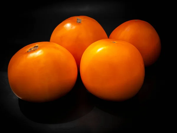 Vegetais Tomates Amarelos Fundo Preto Foto Comida Colher Tomate Agricultura — Fotografia de Stock