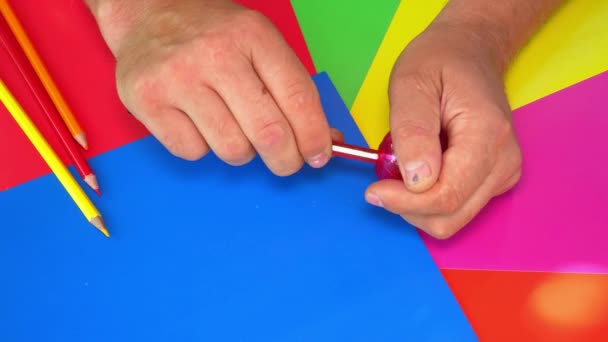 Aiguisage d'un crayon pour dessiner avec un aiguiseur. — Video