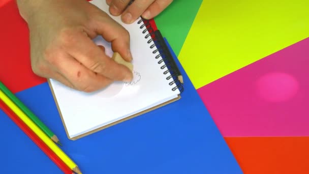 Silgi Ile Bir Çizimin Taslağını Sil Sanatçı Eli Taslak Kalem — Stok video