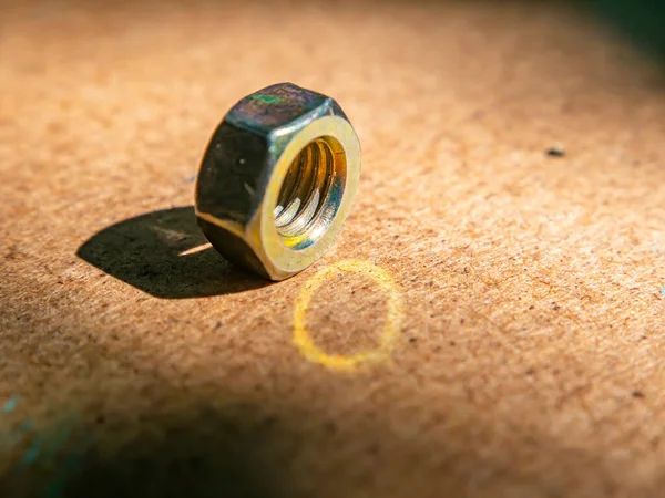 Ijzeren Moer Een Houten Tafel Macro Foto Ijzeren Moer Slotenmaker — Stockfoto