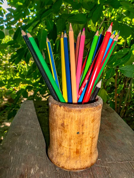 Ahşap Bir Bardak Çizmek Için Renkli Kalemler Okul Çizim Dersi — Stok fotoğraf