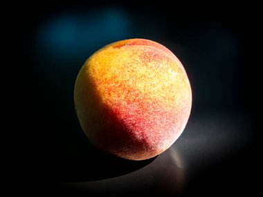 Siyah arka planda olgun şeftali meyvesi. Yemek fotoğrafı. Hasat. Şeftali suyu. Tarım. Bir meyve dükkanının vitrininin reklam fotoğrafı. Mesajın için yer aç. Arkaplan resmi. Şablon. Poster.