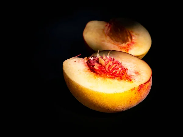 Mitad Fruta Melocotón Sobre Fondo Negro Hueso Melocotón Foto Comida —  Fotos de Stock