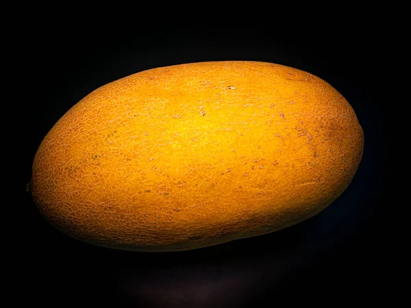 Gele Rijpe Meloen Een Zwarte Achtergrond Voedselfoto Meloencultuur Landbouw Plaats — Stockfoto