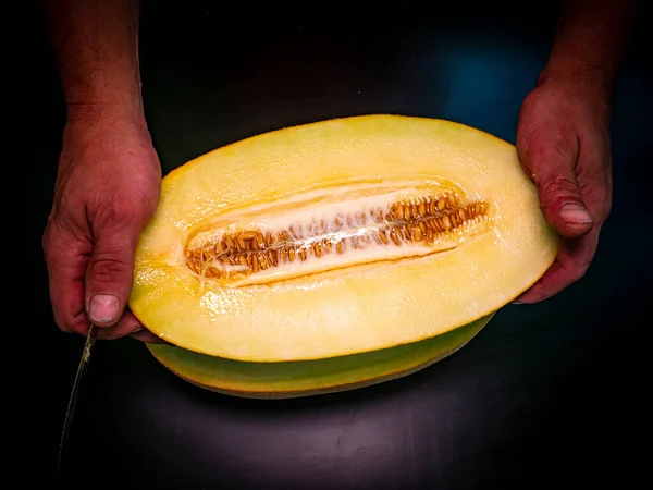 Een Gele Meloen Gesneden Met Een Mes Handen Van Een — Stockfoto
