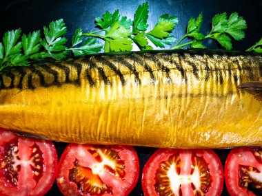 Siyah arka planda domatesli füme uskumru balığı. Tuzlu uskumru balığı. Yeşil maydanoz. Konserve yiyecekler. Yemek fotoğrafı. Yemek tarifi. Bulaşık menüsü. Vejetaryen yemeği. Ev mutfağı. Balıkçılık.