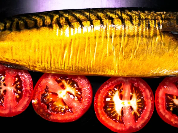 Caballa Pescado Ahumado Tomates Sobre Fondo Negro Pescado Caballa Salada —  Fotos de Stock