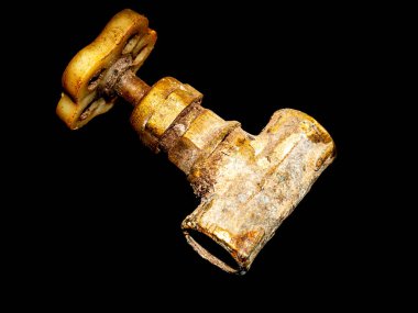 Siyah arka planda musluğu olan bir musluk. Suyu açıp kapatma vanası. Tesisat malzemeleri. Tesisat tamiri. Tesisat tamircisi. Boru hattı. Arkaplan resmi. Metnin için yer.