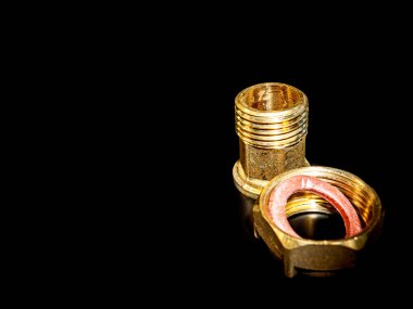 Su borularını bağlamak için contalı fındıklar. Siyah arka plan. Tesisat malzemeleri. Tesisat tamiri. Tesisat tamircisi. Boru hattı. Arkaplan resmi. Metnin için yer.