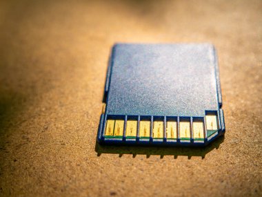 Masanın üzerinde duran hafıza kartının yakın çekimi. Teknoloji. Hafıza aracı. Arkaplan resmi. Metnin için yer.