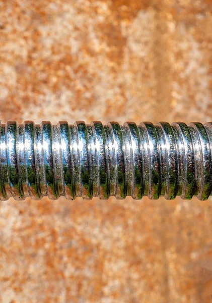 Fındığı sıkmak için iplikli demir cıvata. Bir cıvata ve somunla parçaların birbirine bağlanması. Parça bağlama teknolojisi. Çilingir aksesuarları. Arkaplan resmi. Metnin için yer.