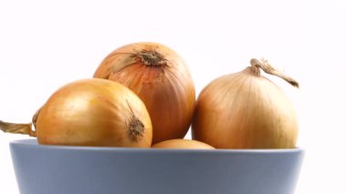 Soğan sebzeleri daire şeklinde döner. Soğan hasadı. Sebze yemeği. Vejetaryen yemeği. Ev mutfağı. Tarım. Bulaşık menüsü. Beyaz arka plan. Video.