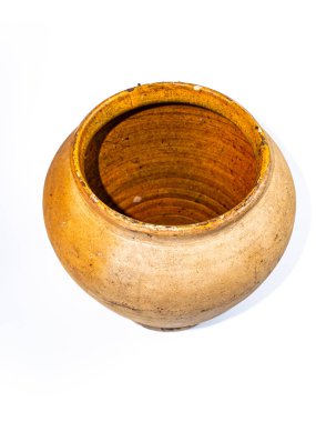 Beyaz arka planda seramik kil sürahi. Eski mutfak aletleri. El yapımı kil sürahi. Beyaz arka plan. Arkaplan resmi. Metin için yer.