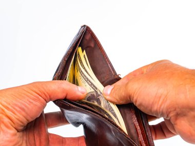 Eller bir adamın cüzdanında Amerikan doları sayar. Paralı bir adamın cüzdanı. Amerikan Doları. Cüzdandaki maaşların yeniden hesaplanması. İş için. Banka kredisi. Banka hesabı. Finans.