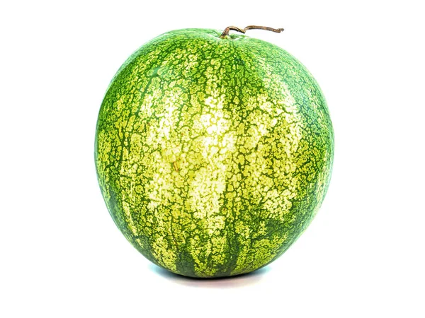 白色背景上的绿色条纹西瓜 西瓜果 食物照片 背景图像 放在你的文字位置上 — 图库照片