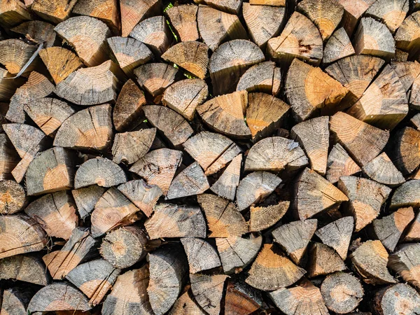 Kırsal bir evi ısıtmak için baltayla doğranmış odun. Odun sobası. Isıtma mevsimi. Çam ormanı. Endüstriyel kesim. Bıçkıhane. Çam testeresi. Çevresel koruma. Ekoloji. Metin için yer.