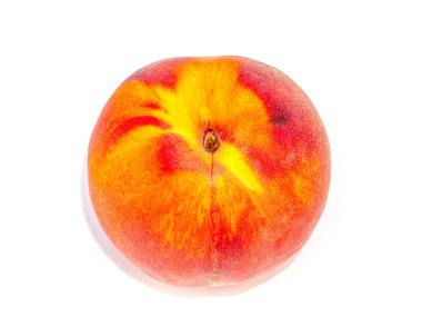 Beyaz arka planda kırmızı şeftali meyvesi. Meyve portakalı şeftalisi hasat ediyorum. Tarım. Yemek fotoğrafı. Tatlı yemek. Vitaminler. Şeftali suyu. Meyve dükkanı vitrini. Mesajın için yer aç. Arkaplan resmi.