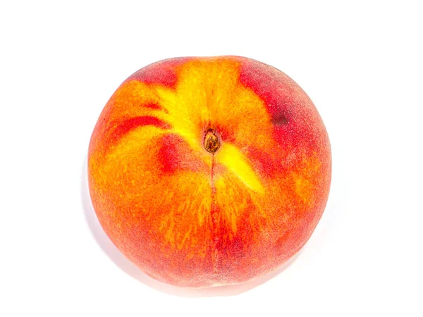 白色背景上的红桃果 收获柑橘桃 食物照片 维生素 果品商店的橱窗 把你的文字放好 背景图像 — 图库照片
