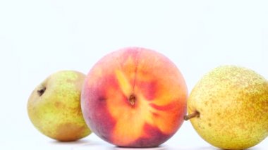 Beyaz arka planda şeftali ve armut meyvesi. Bahçe meyveleri, şeftali ve armut hasadı. Tarım. Şeftali suyu. Armut suyu. Tatlı vitamin yiyeceği. Vejetaryen yemeği. Market vitrini..