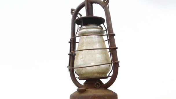 Старая Керосиновая Лампа Освещения Белом Фоне Ретро Керосиновая Лампа Огненное — стоковое видео