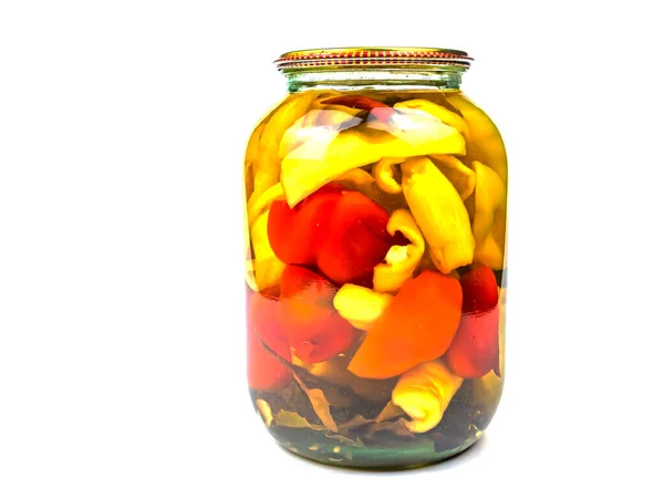Ingeblikte Bulgaarse peper groente in een glazen pot. — Stockfoto
