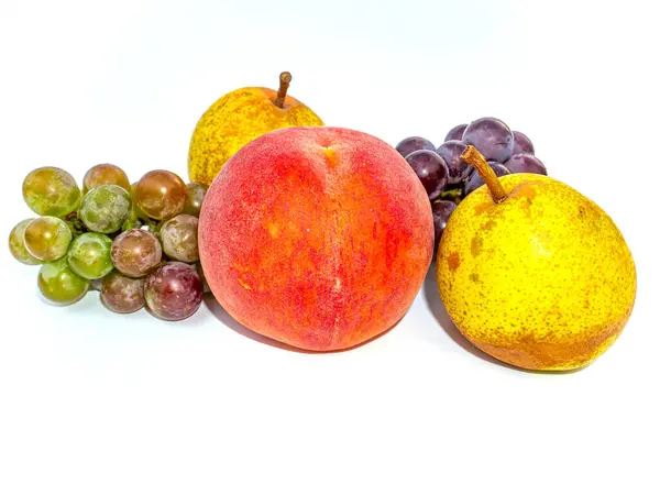 果桃和葡萄 梨子白色背景 红桃一串葡萄 花园梨子 食物照片 酿酒一个水果店的展示 案文的位置 — 图库照片