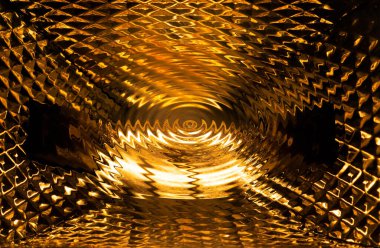 Altın tonlarda soyut girdapların çizimi. Altın döngü. Sudaki girdap. Dragotsunnaya spirali. Soyut fantezi illüstrasyonu. Arkaplan resmi. Mesaj için yer. Poster. Kitapçık. İlan tahtası.