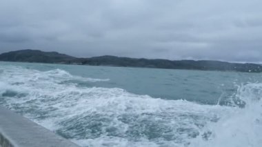 Dalgalar fırtına altında motorlu tekne, barents Denizi, yaz, slowmotion olarak