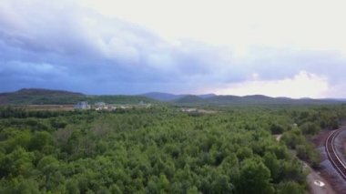 Hızlı somon nehir Pechenga Kola yarı Adası'nda epik havadan görünümü