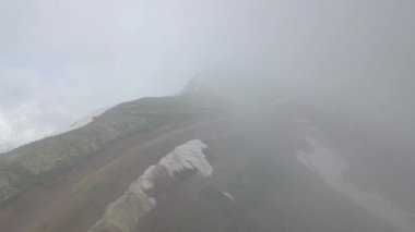 Bulutlar, yaz günü üzerinde uçan taş sütun pik