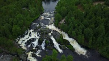 Unesco şelale eşik uzun çekim Rus ormanları içinde derin
