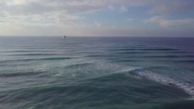 Büyük deniz tekne hava atış, dalgalar ve rüzgar yakınındaki kıyı şeridi