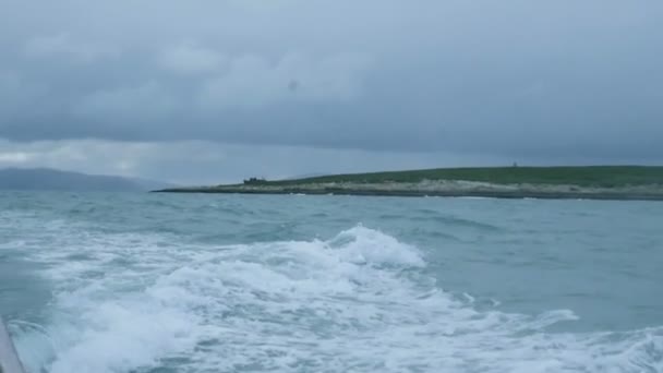 Stormande vågor nära ön i Barents hav — Stockvideo