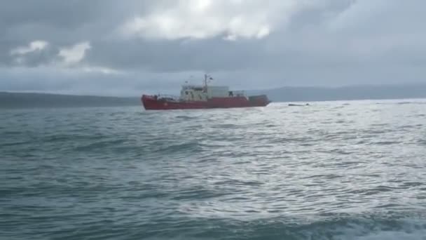 Oude vissersboot op de Barentsz-zee in de buurt van Russische kustlijn, epische schieten in stormachtige dag — Stockvideo