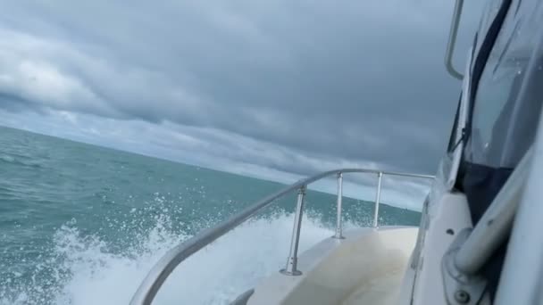 Horizon of north barents sea, slomotion waves under the motorboat — Stock Video