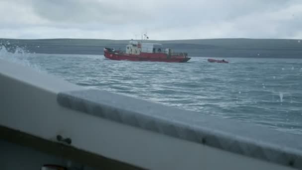 Vista épica da pesca barco torístico no norte do verão Barents mar, tempo tempestuoso, ondas — Vídeo de Stock