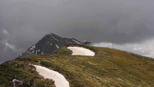 Mover nuvens rápidas no panorama do topo das montanhas roza khutor — Vídeo de Stock