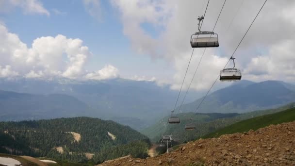 Seilbahninfrastruktur, wunderschöne Weitsicht auf den Gipfel des Roza-Khutor-Gebirges — Stockvideo