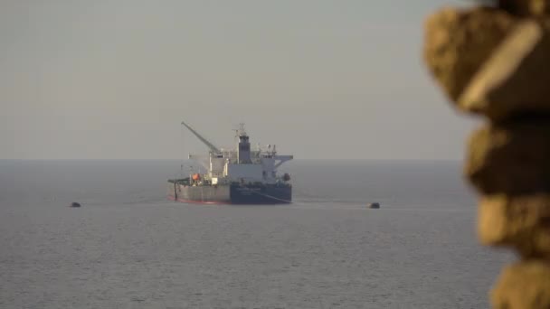 Nave cisterna al parcheggio vicino alla costa con antiche mura — Video Stock