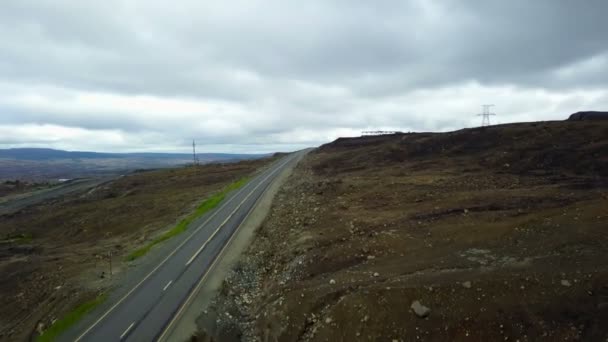 谷と丘の地平線への道路の空撮 — ストック動画