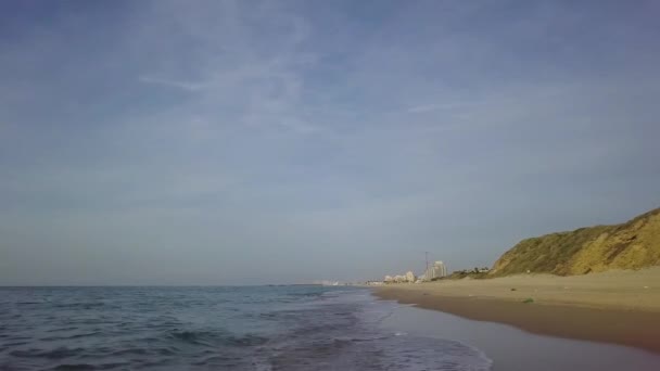 Deslizando pelo litoral de praia mediterrian off temporada vazia — Vídeo de Stock