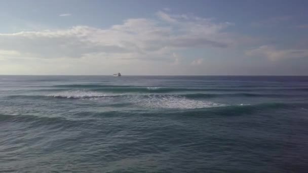 Вид с воздуха на морской авианосец на горизонте — стоковое видео