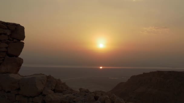 Slunce odráží v Mrtvé moře vody na ranní východ slunce — Stock video