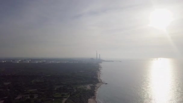 Funciona con tanques en el horizonte — Vídeo de stock