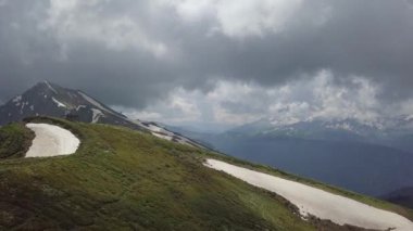 Taş ayağı dağ, epik dron görünümünden