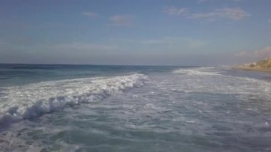 Fırtına sörf mediterrian deniz sahil İsrail'in