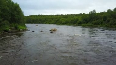 Taşlar ve Pechenga Nehri'Rusya ' nın kuzey kesiminde hızlı su dalgalar