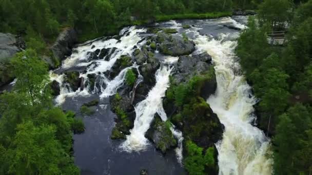 Bovenaanzicht van Shuoniyoki waterval in de buurt van Nikel, Rusland — Stockvideo