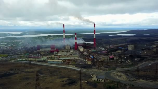 Nikel vecchie gigantesche città-opere nel nord della Russia, vicino al confine con la Norvegia — Video Stock